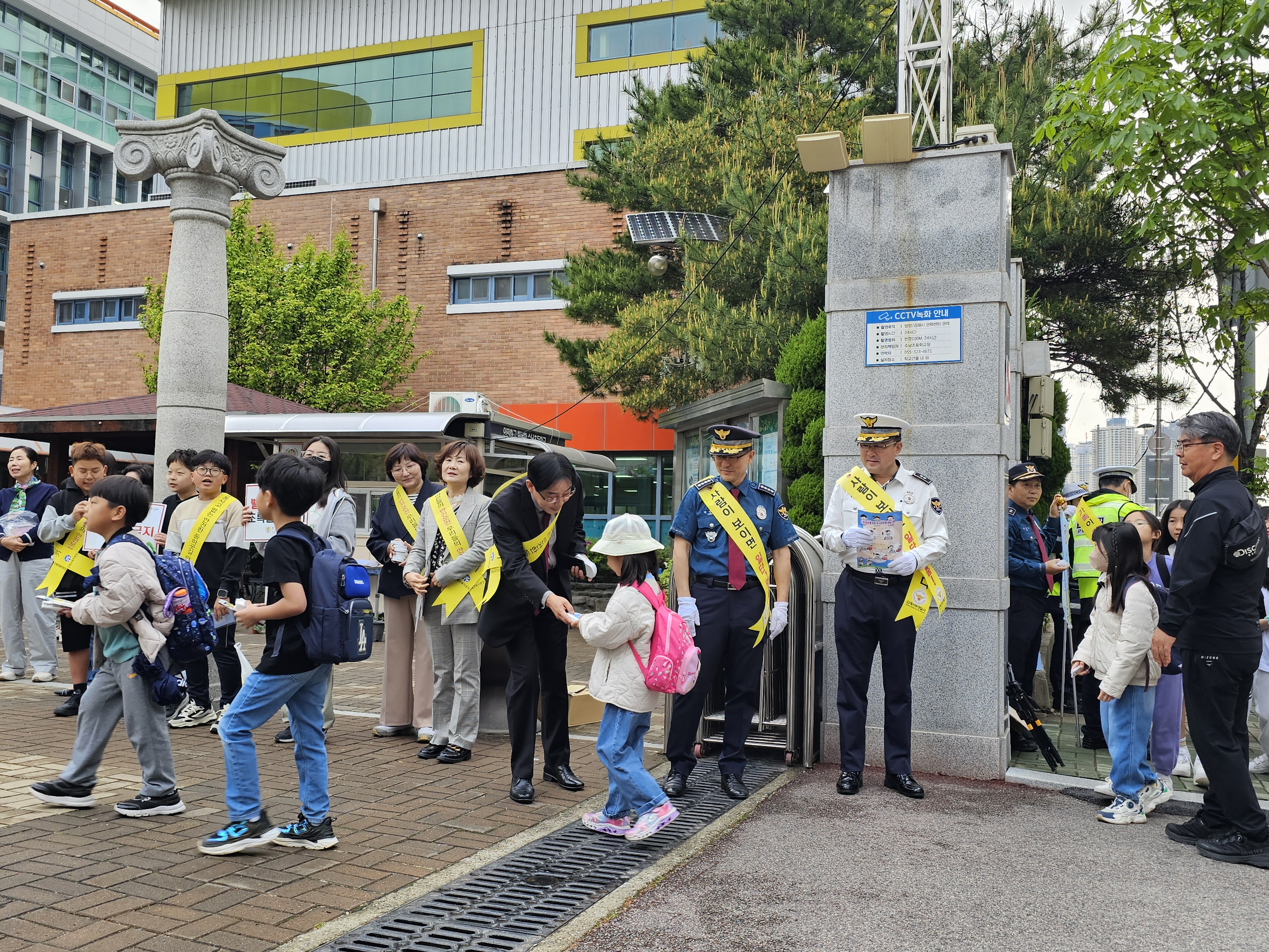 
															
															
																
																	김해교육지원청, 안전한 학교만들기 기관 합동 캠페인 실시 [1번째 이미지]
																
																
															
														